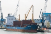 Het schip BBC Elbe aan de kade bij Broekman Logistics in de Waalhaven in Rotterdam