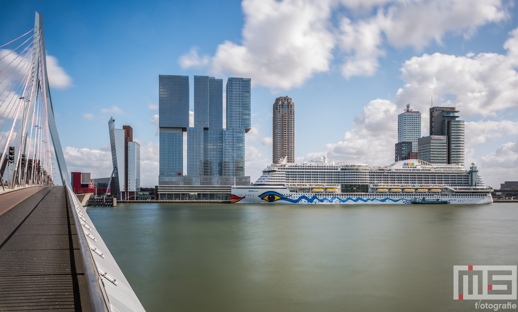 Te Koop | Het cruiseschip Aida Prima aan de Cruise Terminal in Rotterdam