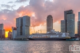 Het cruiseschip Ms Rotterdam aan de Cruise Terminal in Rotterdam