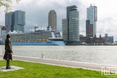 Het cruiseschip Ovation of the Seas aan de Cruise Terminal in Rotterdam