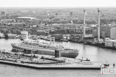 Te Koop | Het cruiseschip ss Rotterdam in Rotterdam Katendrecht in zwart/wit