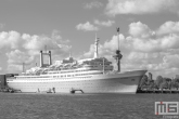 Te Koop | Het cruiseschip ss Rotterdam in Rotterdam Katendrecht in zwart/wit