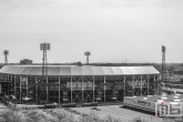 Het Feyenoord Stadion De Kuip in Rotterdam-Zuid in zwart/wit