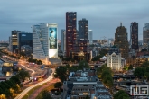 De skyline van Rotterdam tijdens de zonsondergang