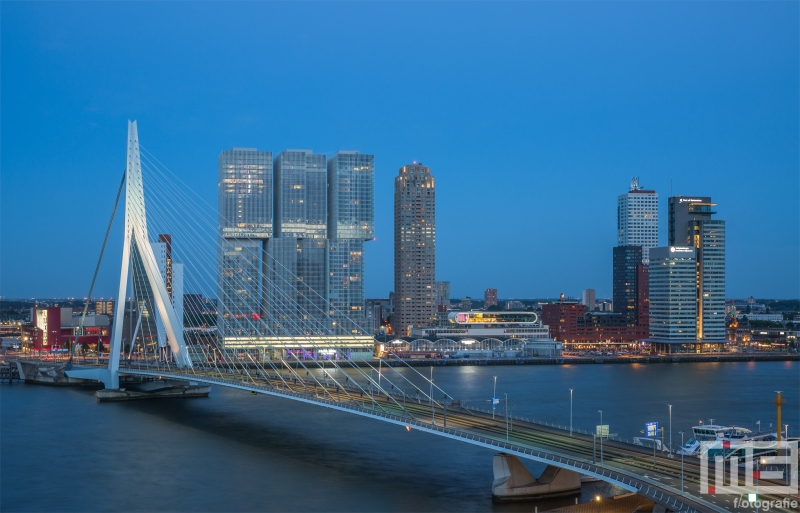 Te Koop | De Erasmusbrug in Rotterdam tijdens blue hour