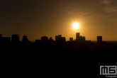 De silhouette van Rotterdam tijdens zonsondergang