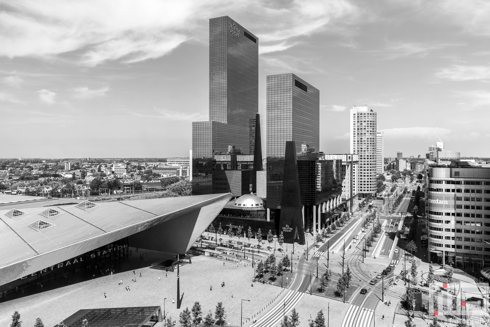 Te Koop | Het stationsplein in Rotterdam met het Centraal Station en Delftse Poort in zwart/wit