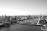 Te Koop | Het schitterende uitzicht op de Erasmusbrug in Rotterdam in zwart/wit
