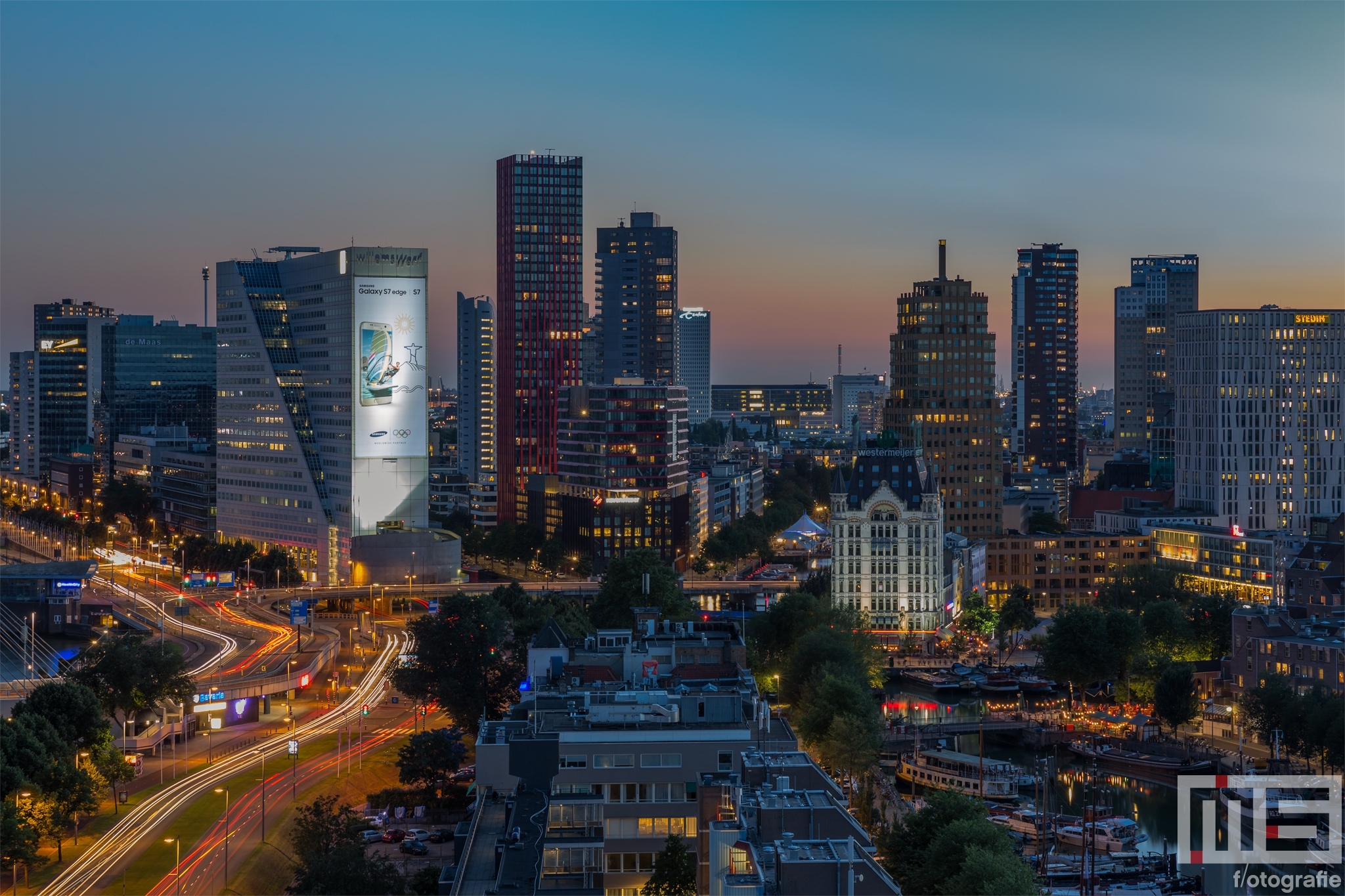 De skyline van Rotterdam tijdens zonsondergang