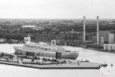 Te Koop | Het cruiseschip ss Rotterdam met attractiepark Rotterdam in Rotterdam in zwart/wit