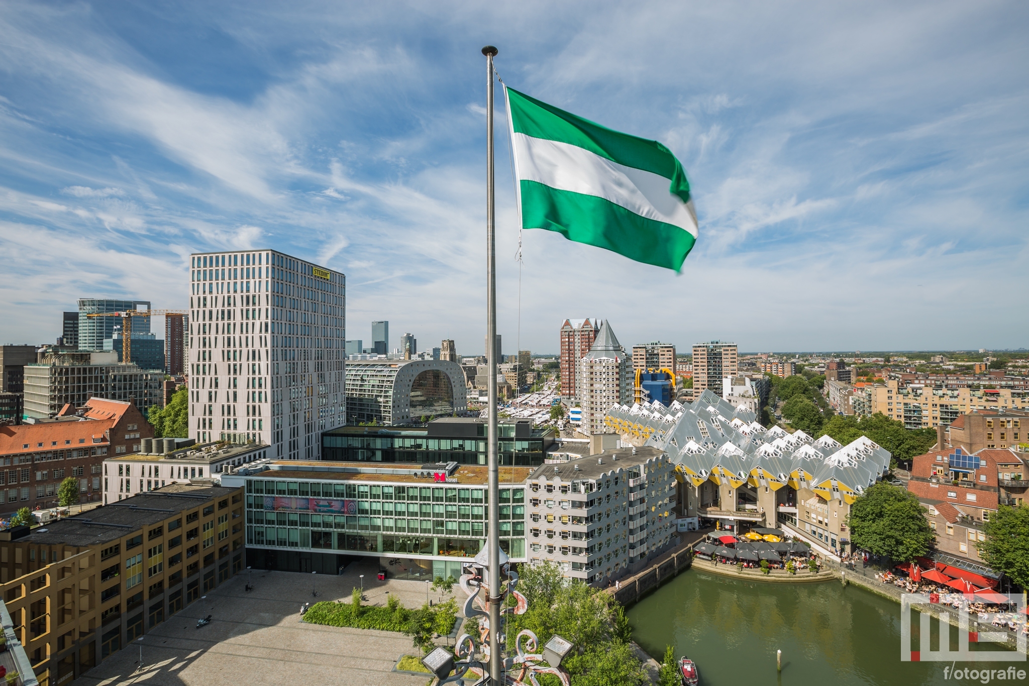 Te Koop | De Oudehaven in Rotterdam met de Rotterdamse vlag