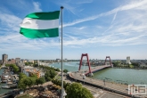 Te Koop | De Willemsbrug in Rotterdam met de Rotterdamse vlag