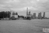 Het marineschip Zr.Ms. Rotterdam L800 tijdens de Wereldhavendagen in Rotterdam