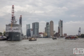 Het marineschip Zr.Ms. Rotterdam L800 tijdens de Wereldhavendagen in Rotterdam