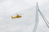 Te Koop | De SAR Helicoper met de Erasmusbrug tijdens een demo op de Wereldhavendagen in Rotterdam