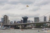 De SAR Helicoper tijdens een demo op de Wereldhavendagen in Rotterdam