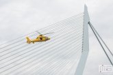 Te Koop | De SAR Helicoper met de Erasmusbrug tijdens een demo op de Wereldhavendagen in Rotterdam