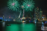 De vuurwerkshow van het avondprogramma van de Wereldhavendagen in Rotterdam in de kleur groen