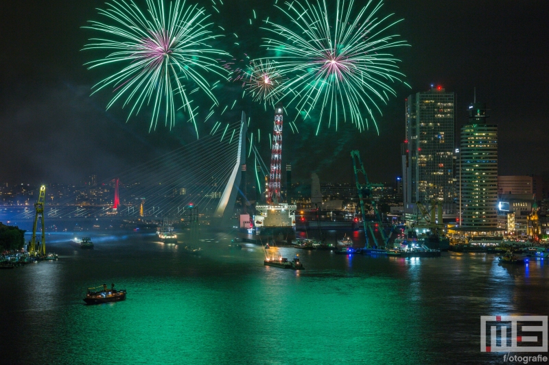 De vuurwerkshow van het avondprogramma van de Wereldhavendagen in Rotterdam in de kleur groen