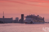 Het cruiseship Aida Prima met de Euromast in Rotterdam tijdens zonsopkomst