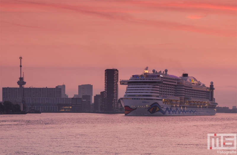 Het cruiseship Aida Prima met de Euromast in Rotterdam tijdens zonsopkomst