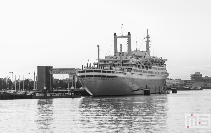 Te Koop | Het cruiseschip ss Rotterdam in Rotterdam Katendrecht