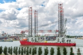 Het offshoreschip Scylla van Seajacks in de Waalhaven in Rotterdam
