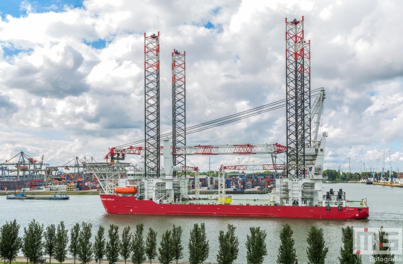 Het offshoreschip Scylla van Seajacks in de Waalhaven in Rotterdam