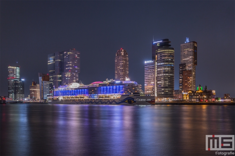 Te Koop | Het cruiseschip Aida Prima vanuit de Veerhaven in Rotterdam by Night