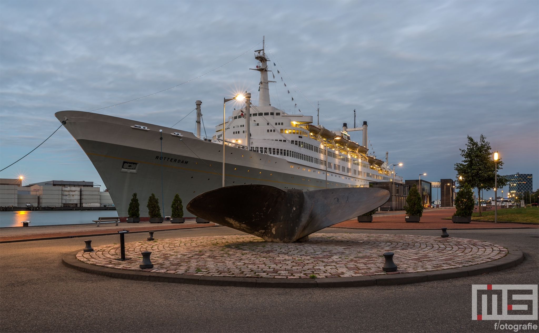 Te Koop | Het cruiseschip ss Rotterdam in Rotterdam Katendrecht