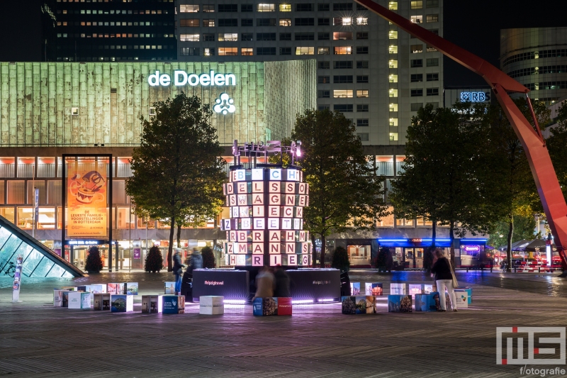 Het 25hertz Project op het Schouwburgplein in Rotterdam by Night