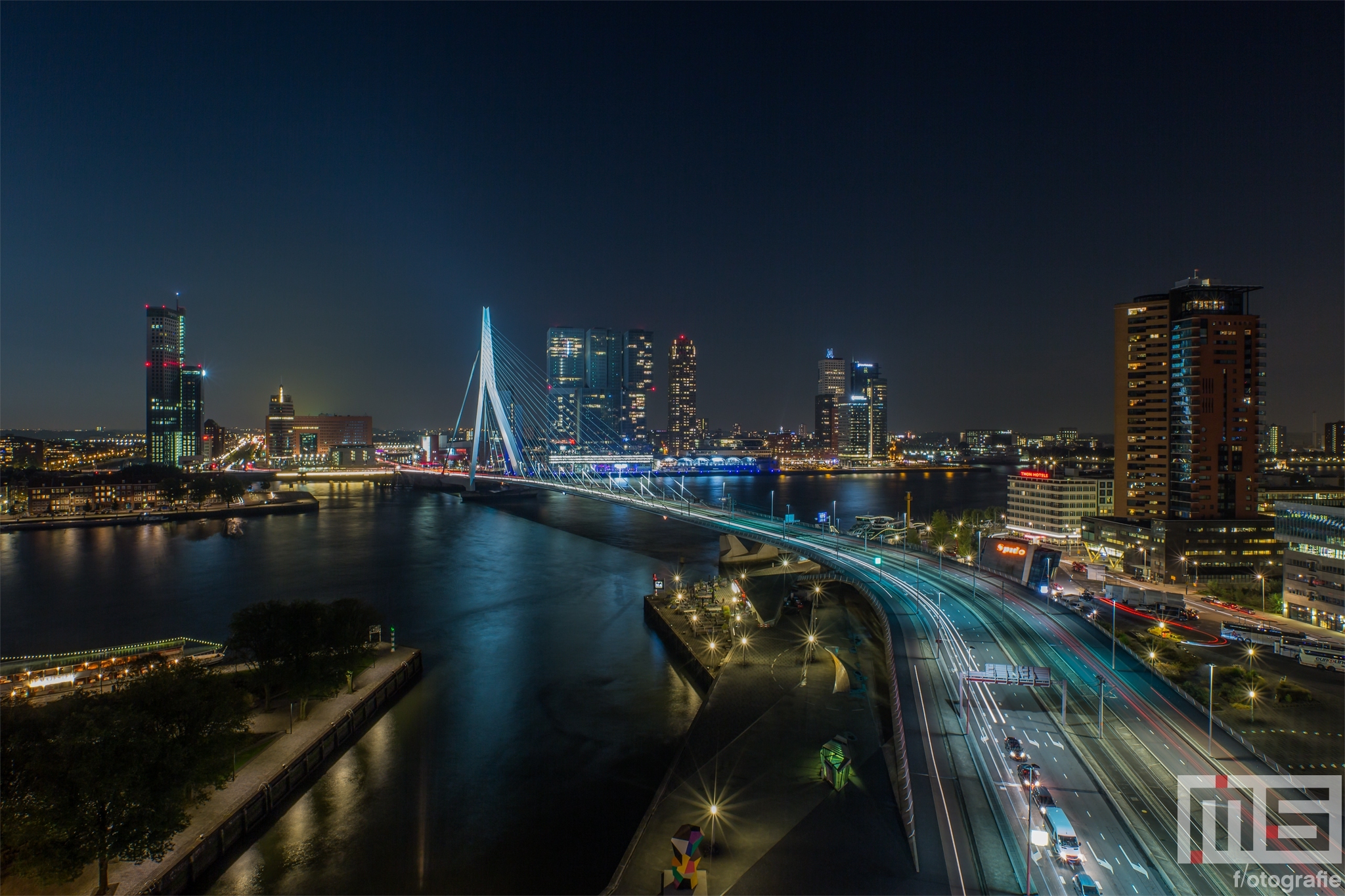 Te Koop | De skyline van Rotterdam by Night met de Erasmusbrug