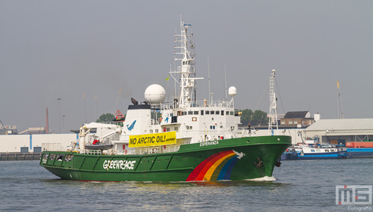 De Greenpeace Esperanza in de Waalhaven in Rotterdam | Cover Small