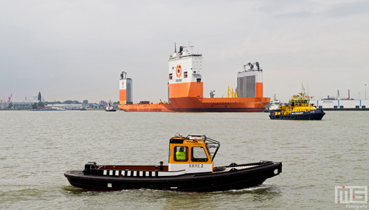 Het Dockwise Vanguard met de RPA10 en KNRV10 in de Waalhaven in Rotterdam | Cover Small