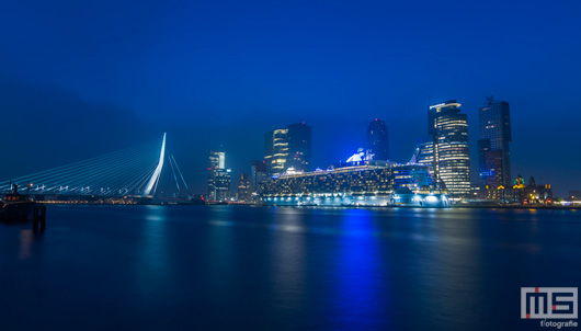 Het cruiseschip Oasis of the Seas aan de Cruise Port in Rotterdam | Cover Small