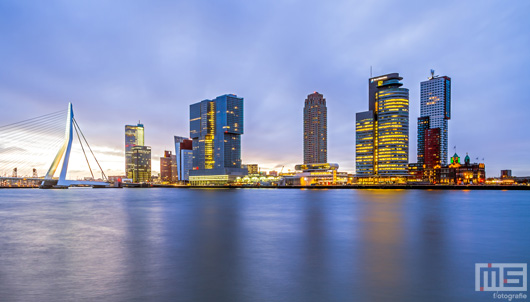 De skyline van Rotterdam tijdens zonsopkomst | Cover Small