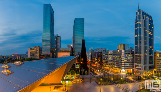 Het Stationsplein in Rotterdam by Night | Cover Small