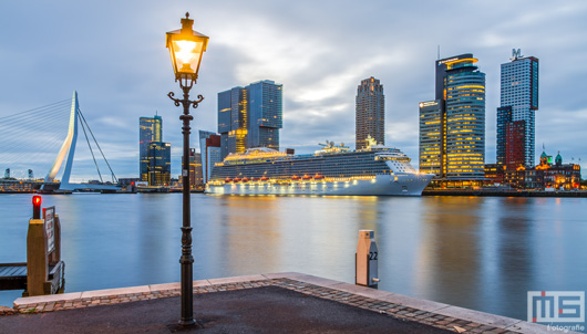 Het Cruiseschip Royal Princess aan de Cruise Port in Rotterdam | Cover Small