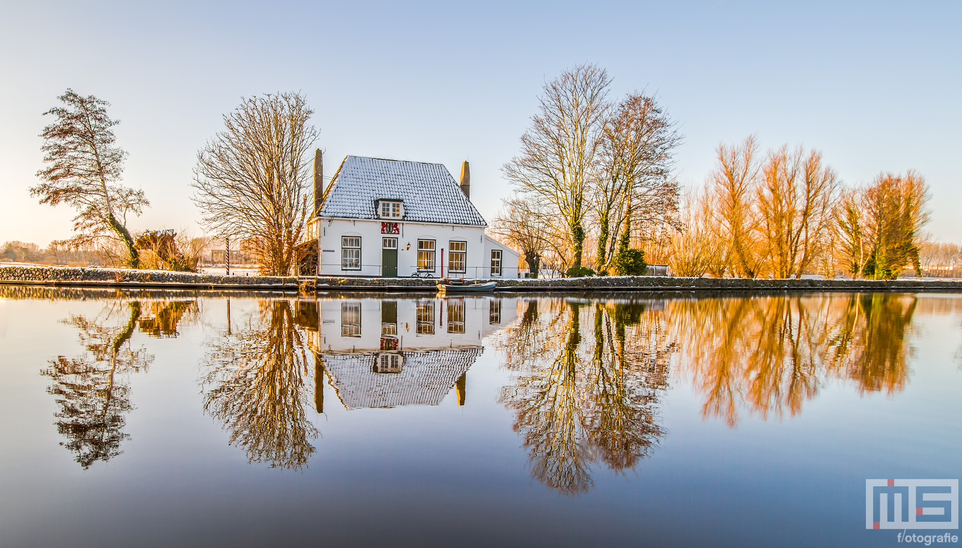 Het Veerhuis in Rotterdam Overschie in de sneeuw | Cover