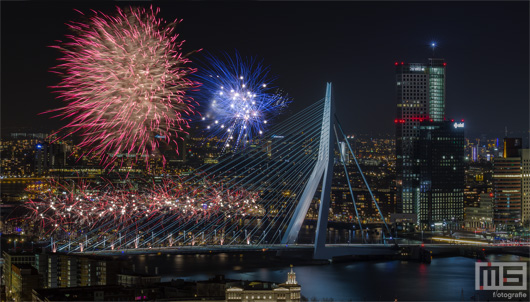 Het Nationale Vuurwerk in Rotterdam by Night | Cover Small