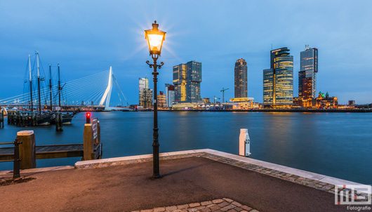 De Lantaarnpaal in de Veerhaven in Rotterdam by Night | Cover Small