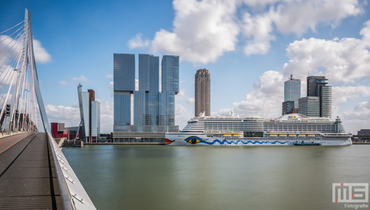 De Cruise Terminal Rotterdam met het cruiseschip Aida Prima | Cover Small