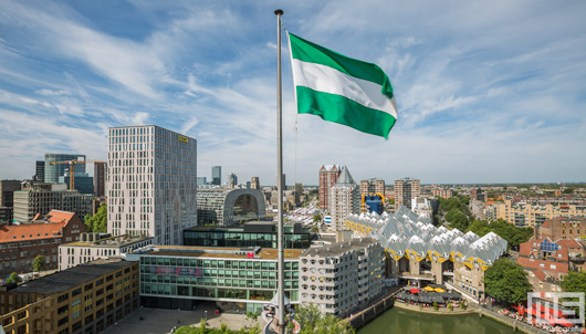 De Oudehaven in Rotterdam met de Rotterdamse Vlag | Cover Small