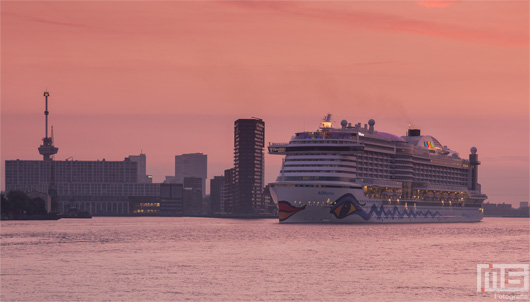 Het Cruiseschip Aida Prima met de Euromast in Rotterdam tijdens zonsopkomst | Cover Small