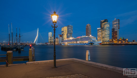 Het cruiseschip Aida Prima aan de Cruise Port in Rotterdam | Cover