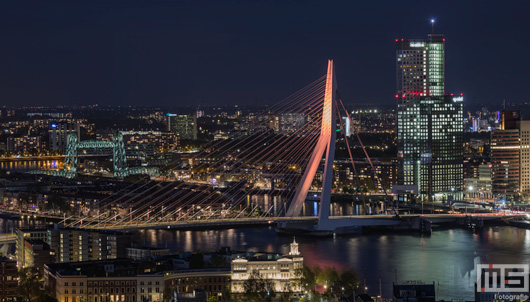 Erasmusbrug kleurt oranje vanwege Koningsdag in Rotterdam | Cover Small