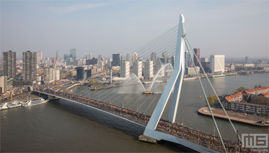 De start van de Marathon Rotterdam 2019 met lopers op de Erasmusbrug | Cover Small