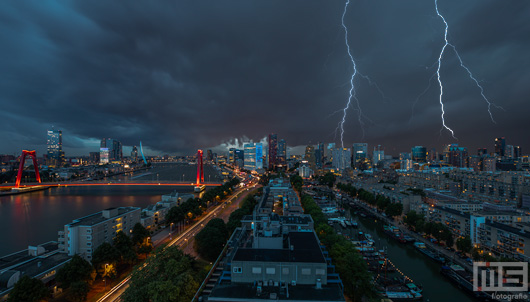 Het noodweer met onweer en wolken in Rotterdam Centrum | Rotterdam Make it Happen | Cover Small