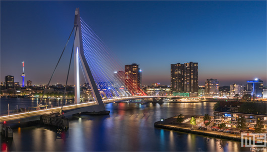 De Rotterdamse Skyline met de Erasmusbrug en Euromast in Rood Wit Blauw | Cover Small