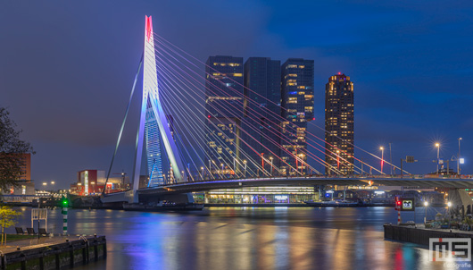 De Erasmusbrug in het stadscentrum van Rotterdam in Rood Wit Blauw | Cover